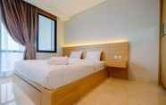 Kamar Tidur 2 Spacious Studio Room at Capitol Suites Apartment