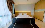 Kamar Tidur 5 Spacious Studio Room at Capitol Suites Apartment