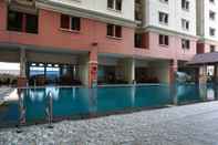 สระว่ายน้ำ Comfy 3BR Apartment at Mediterania Gajah Mada