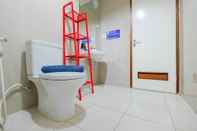 Toilet Kamar Minimalist 2BR Apartment at Springhill Terrace Residence