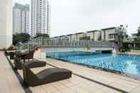 Kolam Renang 1BR Apartment at Cosmo Mansion near Grand Indonesia