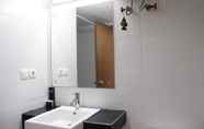 Toilet Kamar 2 Cozy Studio Apartment at Beverly Dago Residence