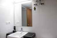 In-room Bathroom Cozy Studio Apartment at Beverly Dago Residence