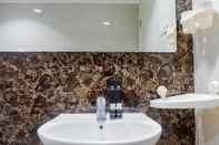 In-room Bathroom Spacious High Floor 2BR at Taman Beverly Apartment