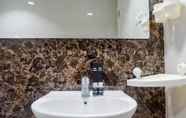 Toilet Kamar 3 Spacious High Floor 2BR at Taman Beverly Apartment