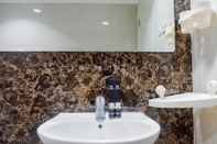 Toilet Kamar Spacious High Floor 2BR at Taman Beverly Apartment