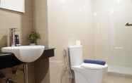 Toilet Kamar 7 2BR Apartment near Marvell City Mall at The Linden