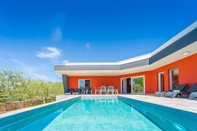 Swimming Pool Modern Villa With Pool and Terrace