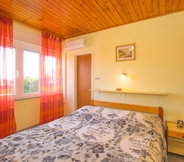 Bedroom 6 Apartments Petener - Great Location