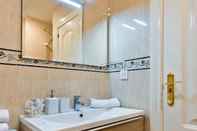 In-room Bathroom Cozy & Bright Apartment in the Center of Granada. Reyes Católicos