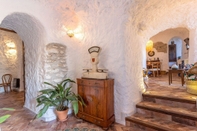 Lobi Traditional Cave House With Swimming Pool Near to City Center. Cueva del Cadí