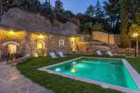 Swimming Pool Traditional Cave House With Swimming Pool Near to City Center. Cueva del Cadí