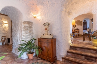 Lobi 4 Traditional Cave House With Swimming Pool Near to City Center. Cueva del Cadí