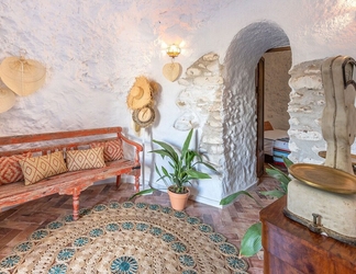 ล็อบบี้ 2 Traditional Cave House With Swimming Pool Near to City Center. Cueva del Cadí