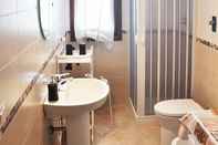 In-room Bathroom I tre Golfi Caravella