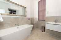 Toilet Kamar 2 Bed - The Buckingham Suite