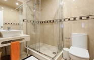 Toilet Kamar 5 Santa Catarina Lisbon Stay