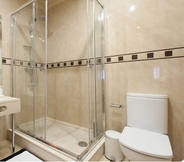 In-room Bathroom 5 Santa Catarina Lisbon Stay