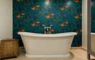 In-room Bathroom 5 The Midsummer Common - Modern & Spacious 2bdr House With Garden