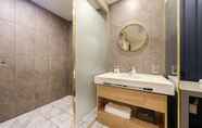 In-room Bathroom 5 Hotel OU