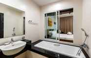 In-room Bathroom 7 Veloche 2 bedroom Condominium