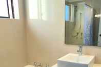 Toilet Kamar Spacious 3 Bedroom Apartment 20 Min To The CBD