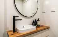 Toilet Kamar 7 Luxury Spacious 2 Bedroom Fitzroy Apartment