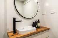 Toilet Kamar Luxury Spacious 2 Bedroom Fitzroy Apartment