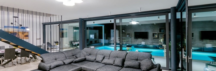 Sảnh chờ Luxury Villa Soleil with Swimming Pool