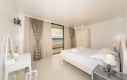 Kamar Tidur 2 Beachfront Villa Baronessa with Pool