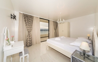 Kamar Tidur 4 Beachfront Villa Baronessa with Pool