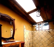 In-room Bathroom 4 Malekus Mountain Lodge