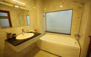 Toilet Kamar 2 Blue Sea Luxury Hotel & Apartment