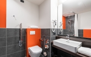 In-room Bathroom 6 Campanile Vienna South