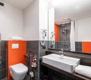 In-room Bathroom 6 Campanile Vienna South