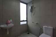 Bilik Mandi dalam Bilik Woodsbury Suite by Homez Suite