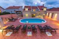 Swimming Pool Villa Molunat