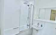 In-room Bathroom 3 SKL Lux Two Bed With Free Parking/wifi