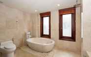 Toilet Kamar 7 Luxury Family Beach Da Nang