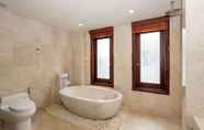 Phòng tắm bên trong 7 Luxury Family Beach Da Nang