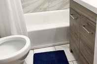 Toilet Kamar Stunning 3bd/3ba in Jamaica Plain Near the Trains #2