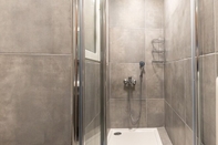 Phòng tắm bên trong Athens Kyniska Apartments