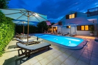 Swimming Pool Villa Tina