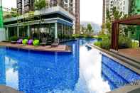 สระว่ายน้ำ Midhills Premium Suites by Sparrow Homes