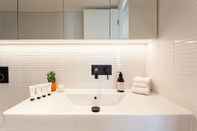In-room Bathroom Short Lane Apartments by Urban Rest