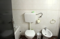 Toilet Kamar Miravila sea View em Quarteira T1