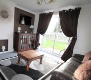 Ruang Umum 2 3 Bed House in Thorne Newly Refurbished Throughout