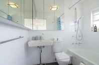 Toilet Kamar Bright 1 Bedroom Studio With Amazing City Views