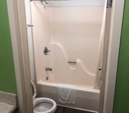 In-room Bathroom 7 Fort Knox Inn