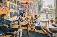 Pusat Kecergasan Murals Sleepbox Capsule Hostel - Adults Only